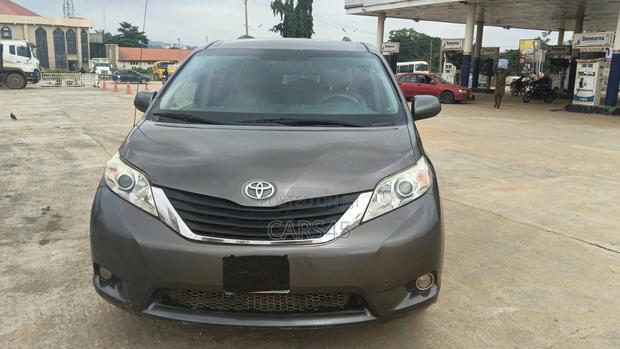 Toyota Sienna 2011 Gray