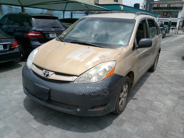 Toyota Sienna 2006 Yellow