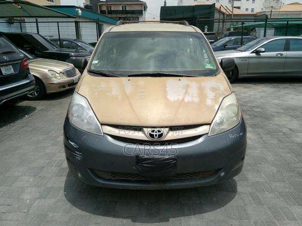 Toyota Sienna 2006 Yellow