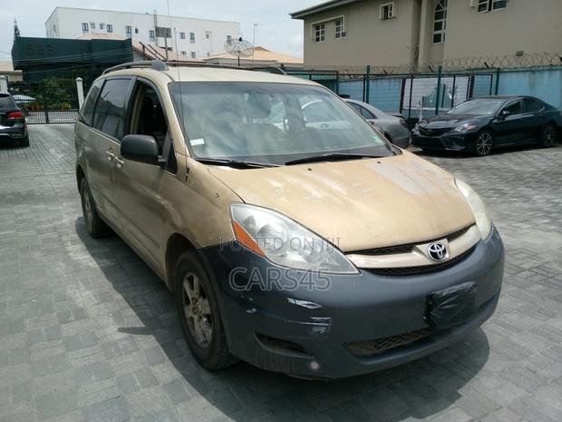 Toyota Sienna 2006 Yellow