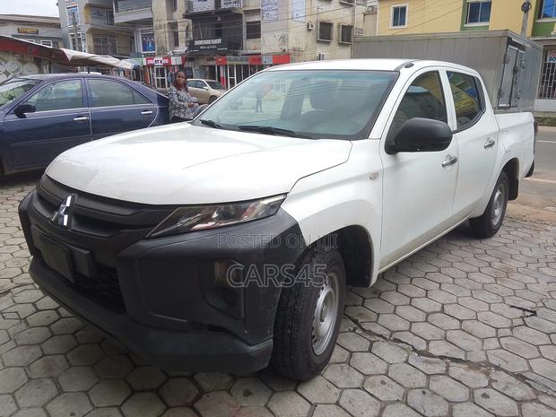 Mitsubishi L200 Club Cab 2.4 181hp 4WD 2019 White