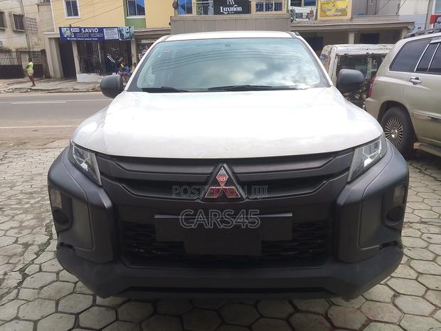 Mitsubishi L200 Club Cab 2.4 181hp 4WD 2019 White