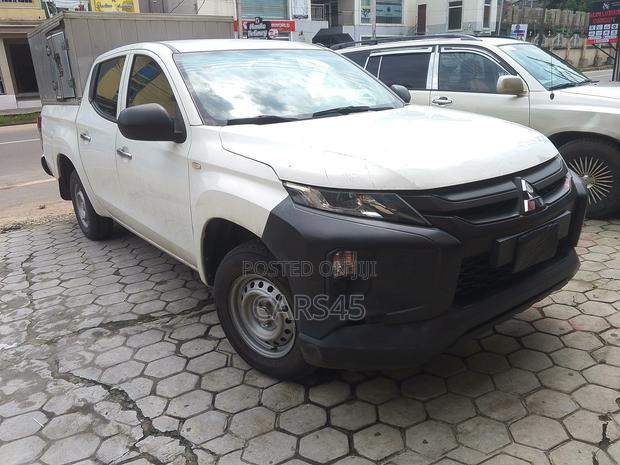Mitsubishi L200 Club Cab 2.4 181hp 4WD 2019 White