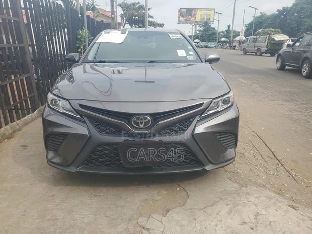 Toyota Camry SE FWD (2.5L 4cyl 8AM) 2018 Brown