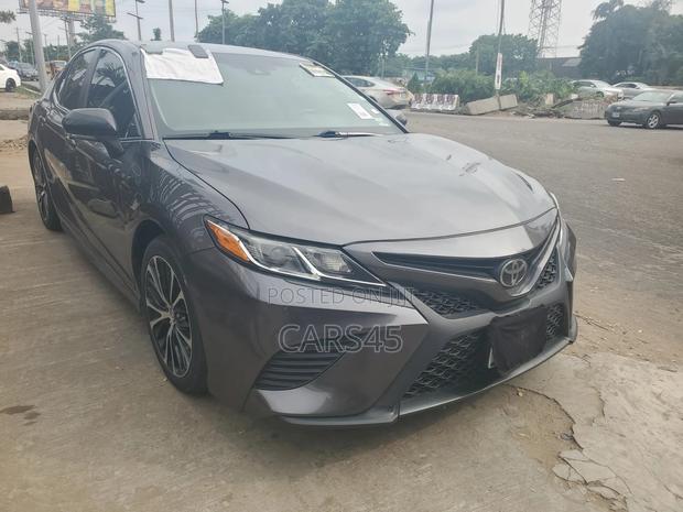 Toyota Camry SE FWD (2.5L 4cyl 8AM) 2018 Brown