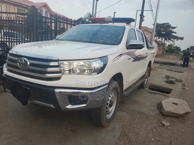 Toyota Hilux 2023 Red