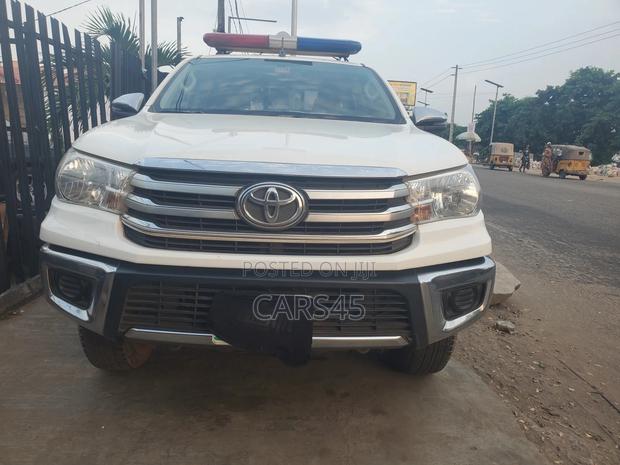 Toyota Hilux 2023 Red