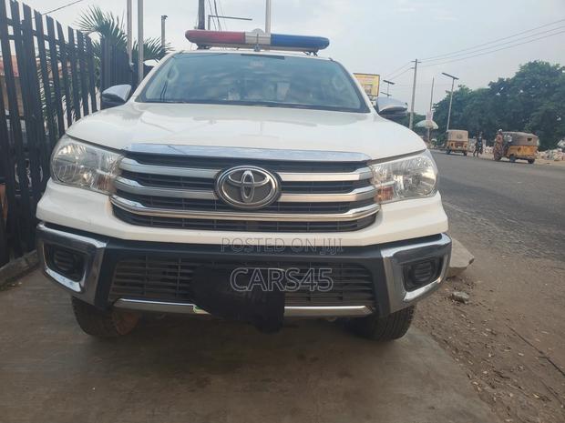 Toyota Hilux 2023 Red