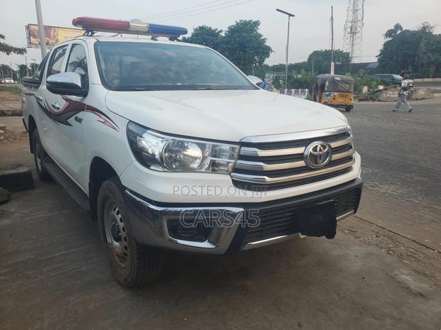 Toyota Hilux 2023 Red