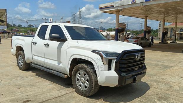 Toyota Tundra 2022 White