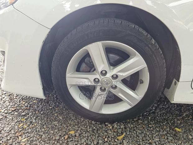 Toyota Camry SE 4dr Sedan (2.5L 4cyl 6A) 2014 White