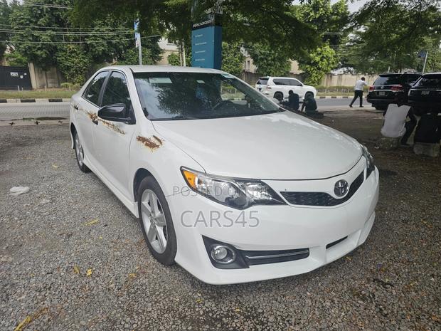 Toyota Camry SE 4dr Sedan (2.5L 4cyl 6A) 2014 White