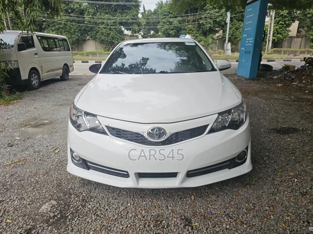 Toyota Camry SE 4dr Sedan (2.5L 4cyl 6A) 2014 White