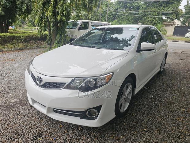 Toyota Camry SE 4dr Sedan (2.5L 4cyl 6A) 2014 White