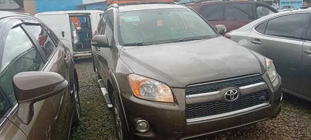 Toyota RAV4 2011 Gold
