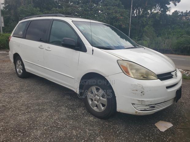 Toyota Sienna LE FWD (3.3L V6 5A) 2004 White