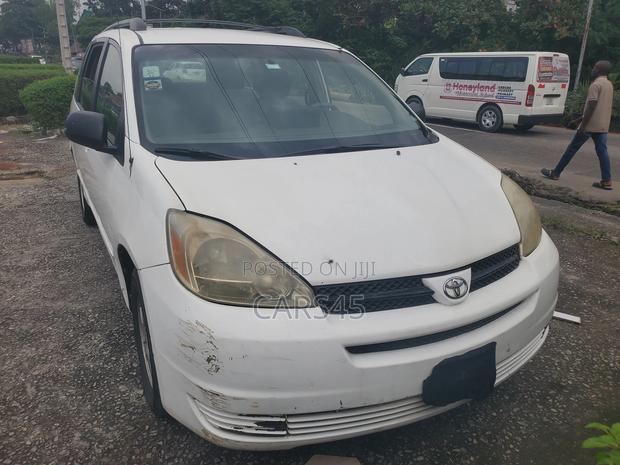 Toyota Sienna LE FWD (3.3L V6 5A) 2004 White