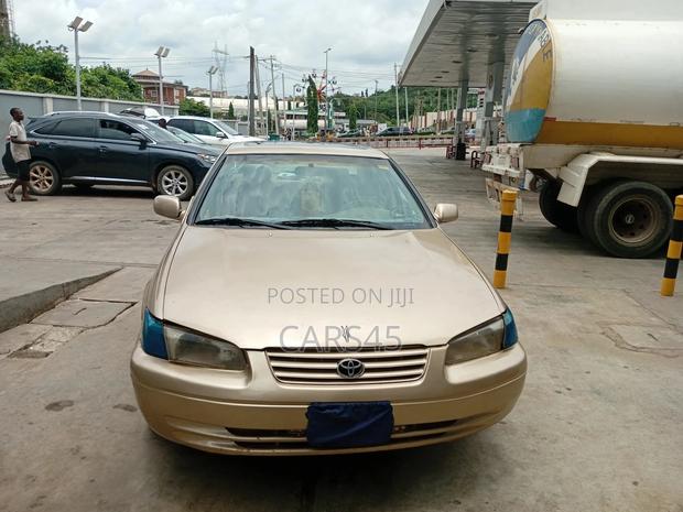 Toyota Camry 1998 Gold