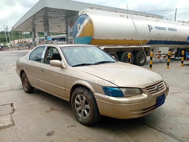 Toyota Camry 1998 Gold