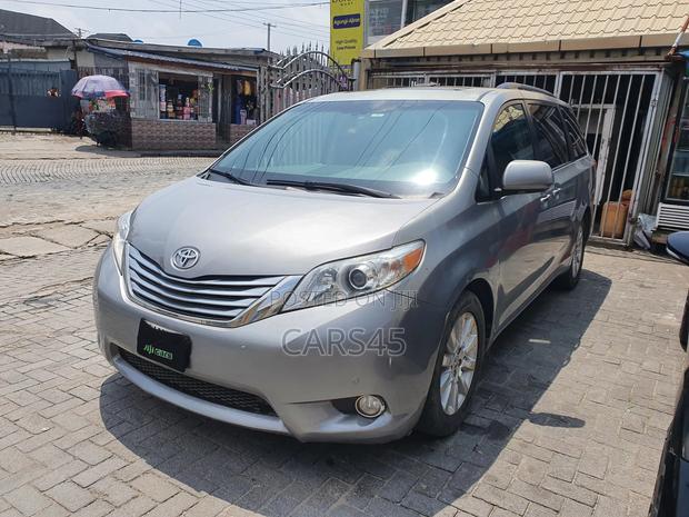 Toyota Sienna 2011 Gray