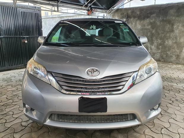 Toyota Sienna 2016 Brown