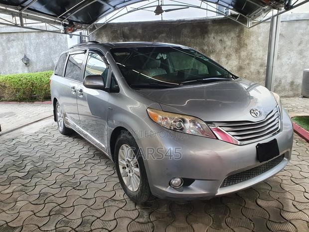Toyota Sienna 2016 Brown