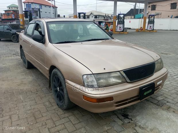 Toyota Avalon 1997 Gold