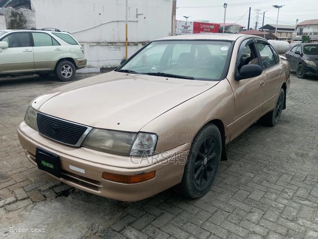 Toyota Avalon 1997 Gold