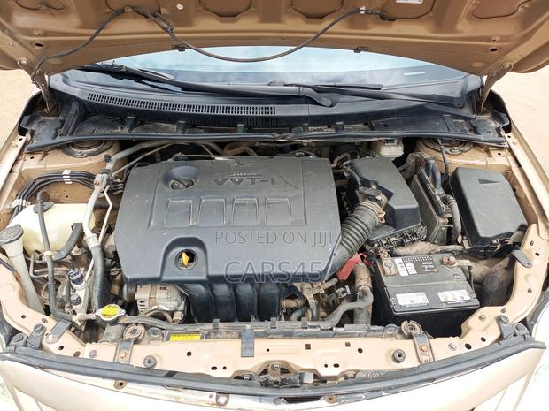 Toyota Corolla 2012 Gold