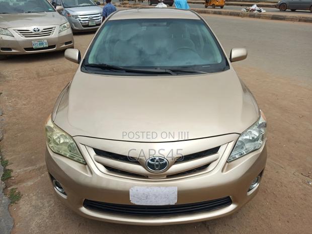 Toyota Corolla 2012 Gold