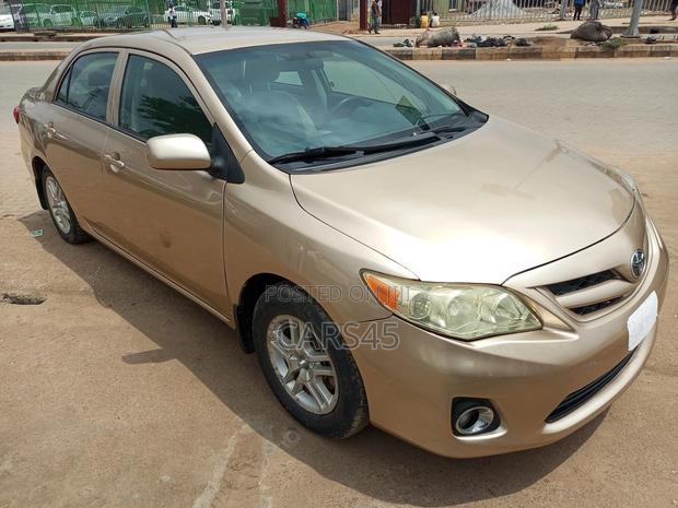 Toyota Corolla 2012 Gold