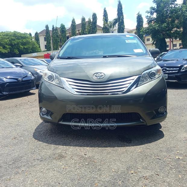 Toyota Sienna 2013 Green
