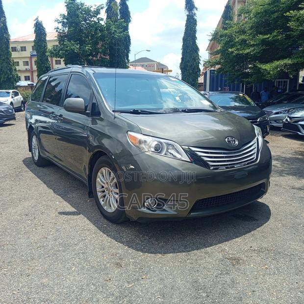 Toyota Sienna 2013 Green
