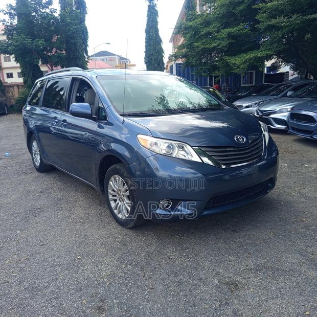 Toyota Sienna 2014 Blue