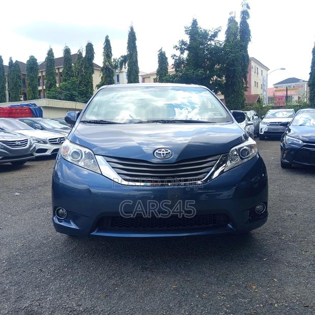 Toyota Sienna 2014 Blue