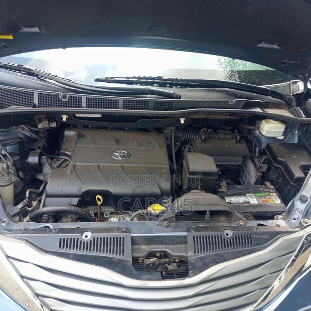 Toyota Sienna 2014 Blue