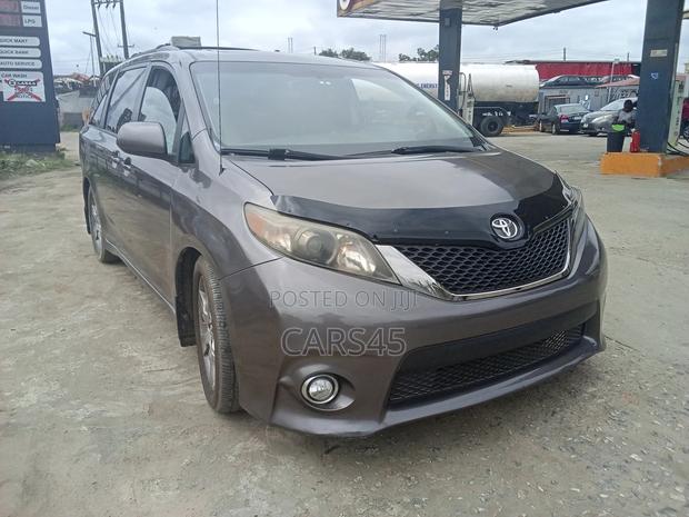 Toyota Sienna 2012 Silver