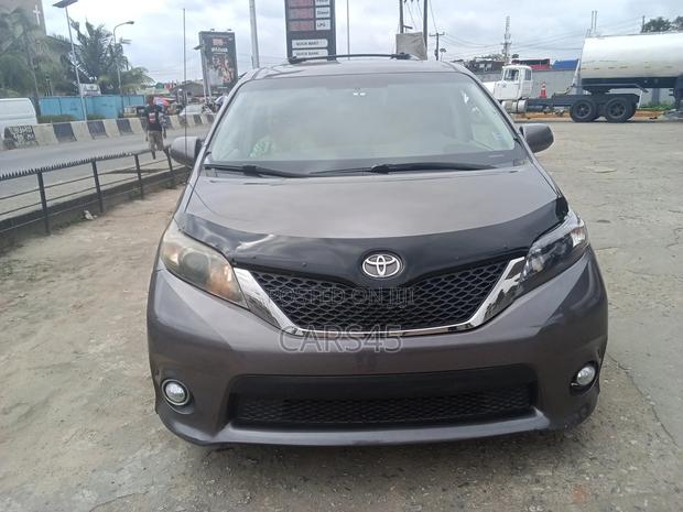 Toyota Sienna 2012 Silver