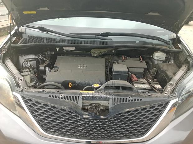 Toyota Sienna 2012 Silver