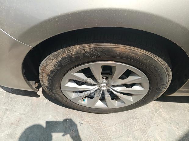 Toyota Camry 2017 Gold
