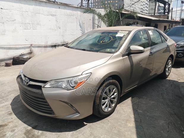 Toyota Camry 2017 Gold