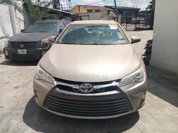 Toyota Camry 2017 Gold