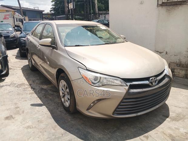 Toyota Camry 2017 Gold