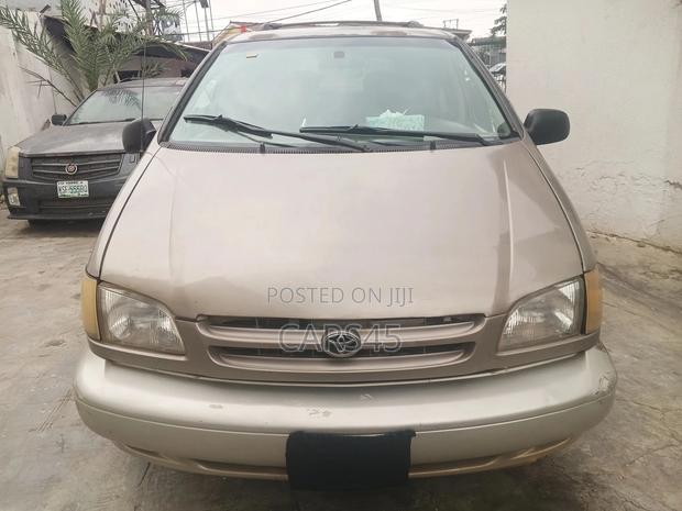 Toyota Sienna 1998 Gold