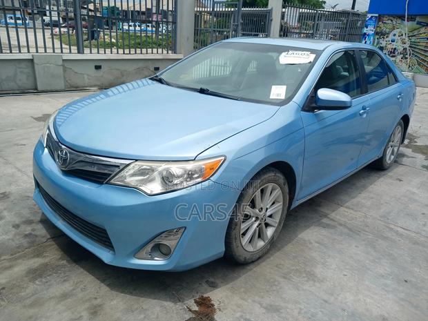 Toyota Camry XLE 4dr Sedan (2.5L 4cyl 6A) 2012 Silver