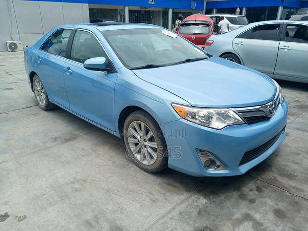 Toyota Camry XLE 4dr Sedan (2.5L 4cyl 6A) 2012 Silver