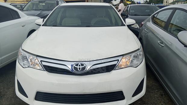 Toyota Camry LE 4dr Sedan w/Prod. End 11/13 (2.5L 4cyl 6A) 2014 White