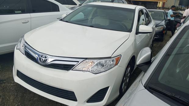 Toyota Camry LE 4dr Sedan w/Prod. End 11/13 (2.5L 4cyl 6A) 2014 White