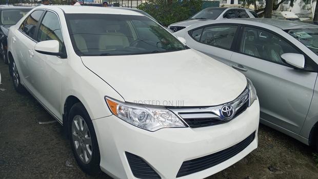Toyota Camry LE 4dr Sedan w/Prod. End 11/13 (2.5L 4cyl 6A) 2014 White