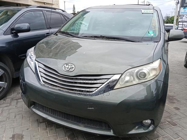 Toyota Sienna 2011 Green